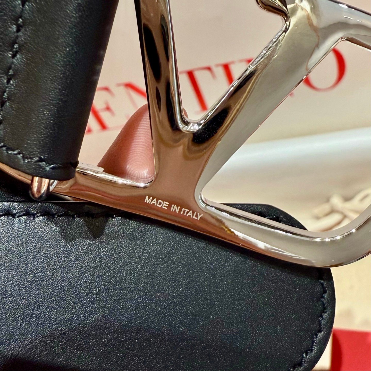 Valentino Garavani black leather VLogo belt B6011702 - Image 10