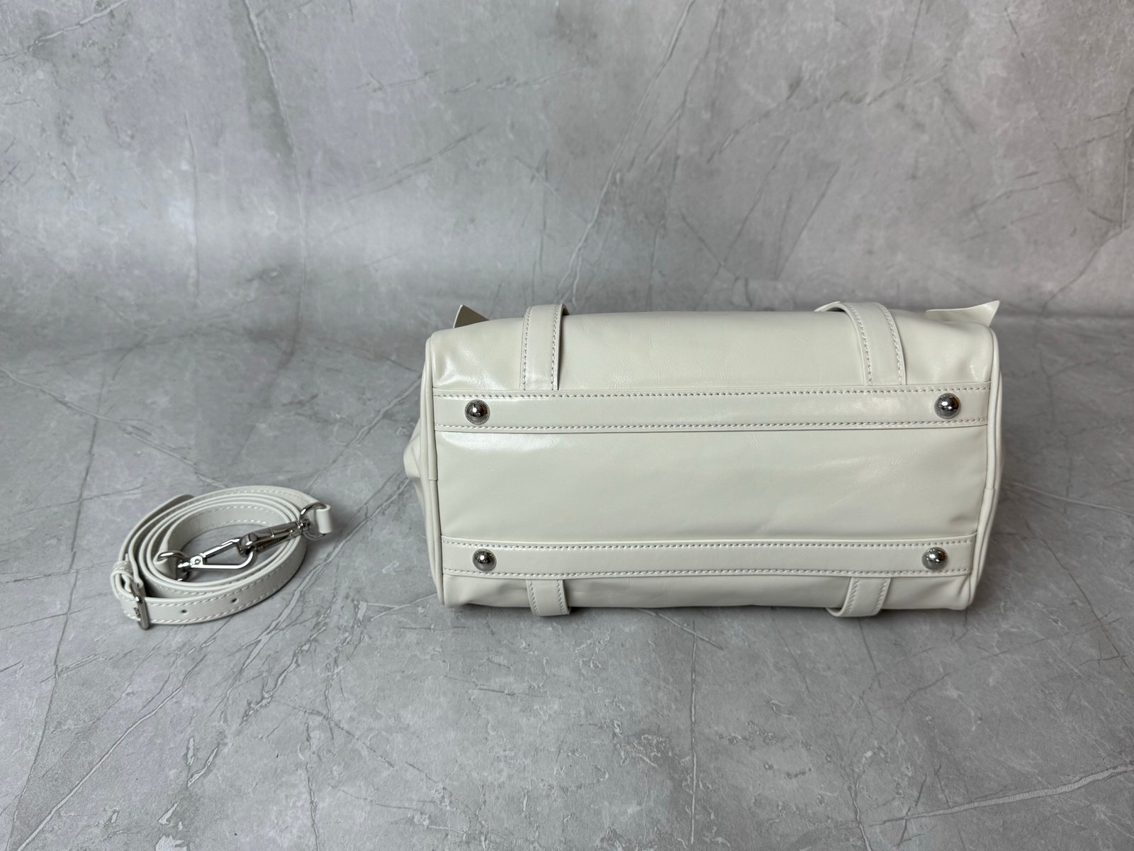 Miu Miu leather handbag B6012103 - Image 9