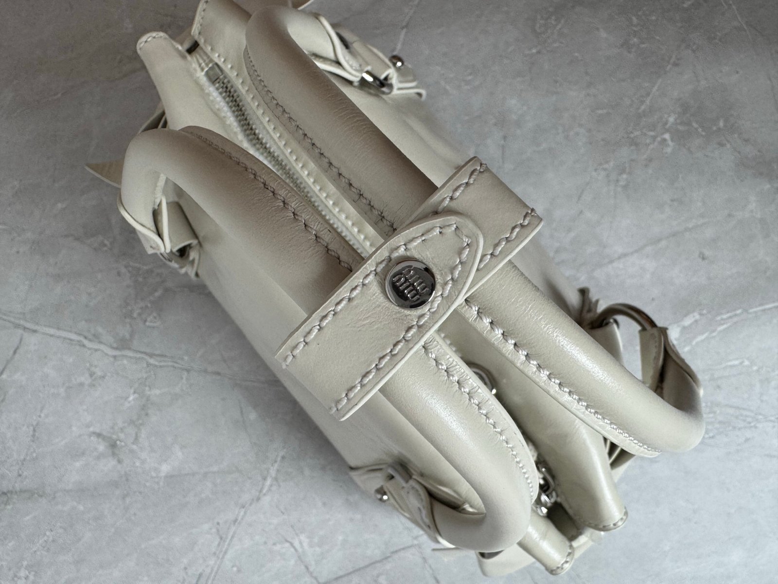 Miu Miu leather handbag B6012103 - Image 10
