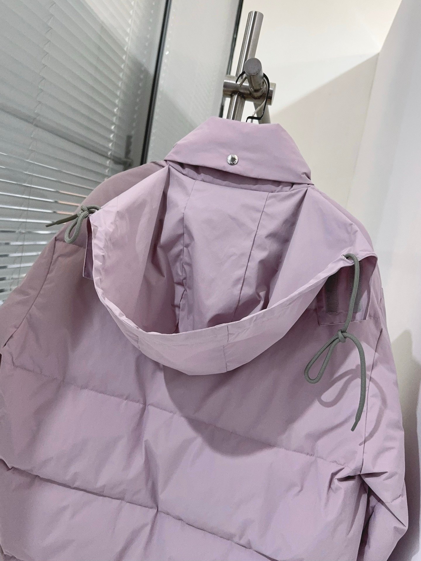Prada Light Purple Short Sleeve Down Jacket W6012201 - Image 7