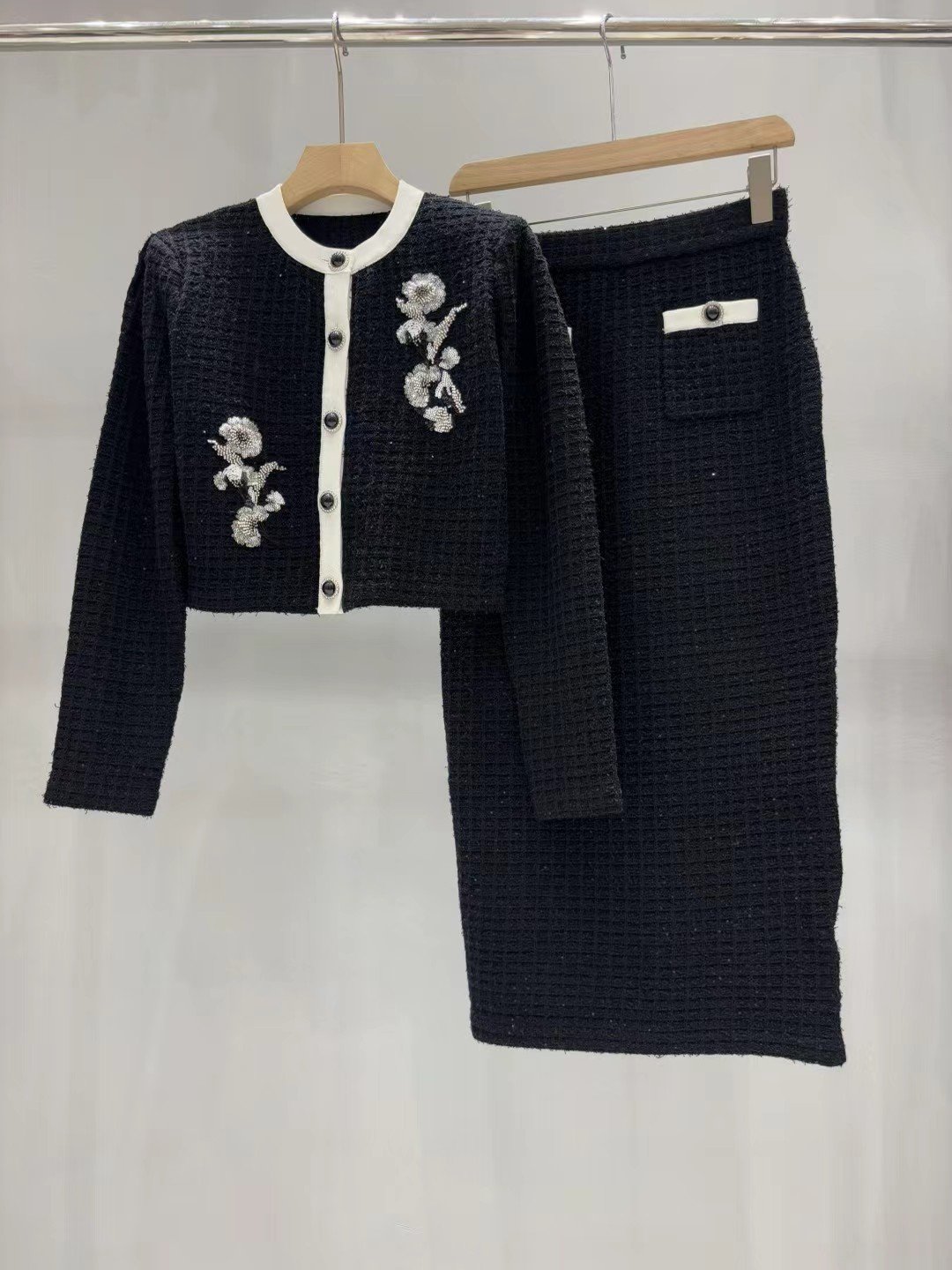 Self-portrait - A luxurious embroidered sequin knit cardigan set for a lady W6013008