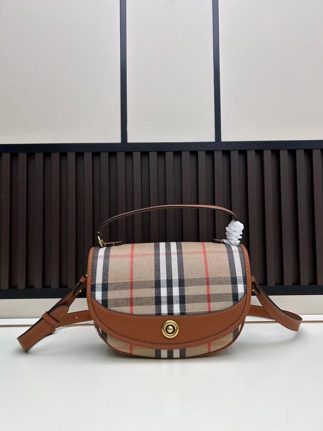 Burberry Highlands Crossbody Bag B6022707 - Image 4