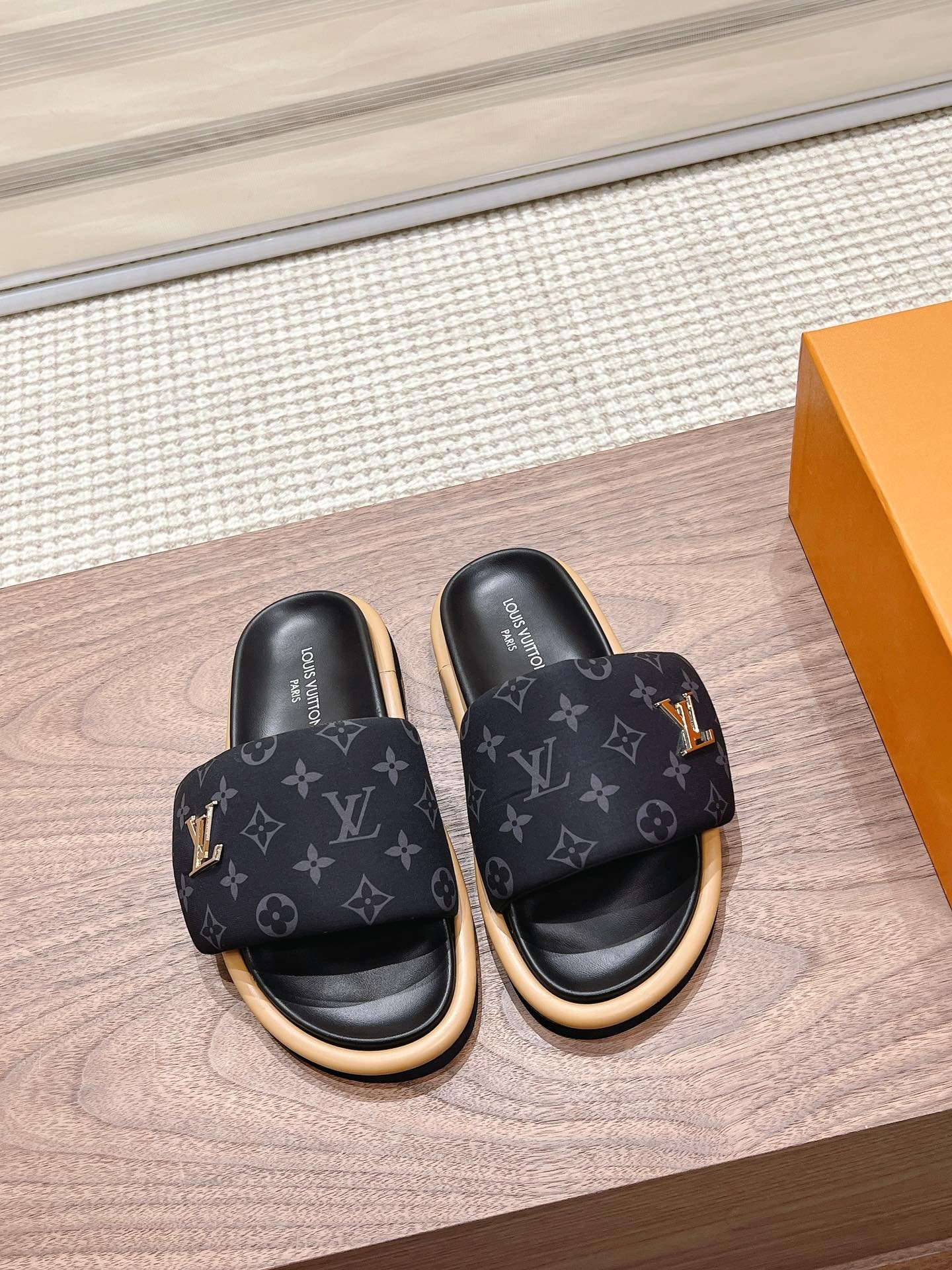 LV Velcro Embroidered Slippers B6020602 - Image 2