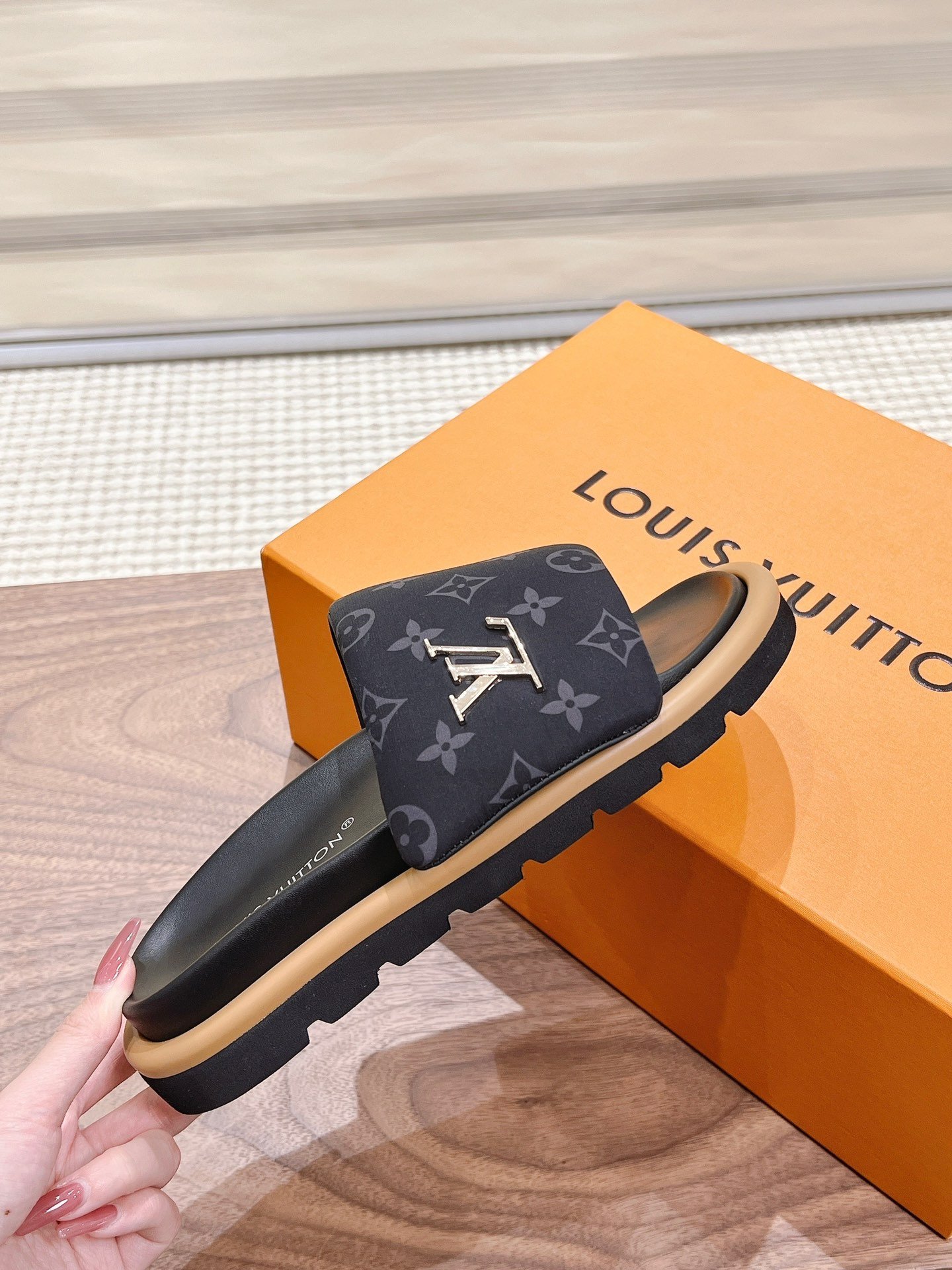 LV Velcro Embroidered Slippers B6020602 - Image 3