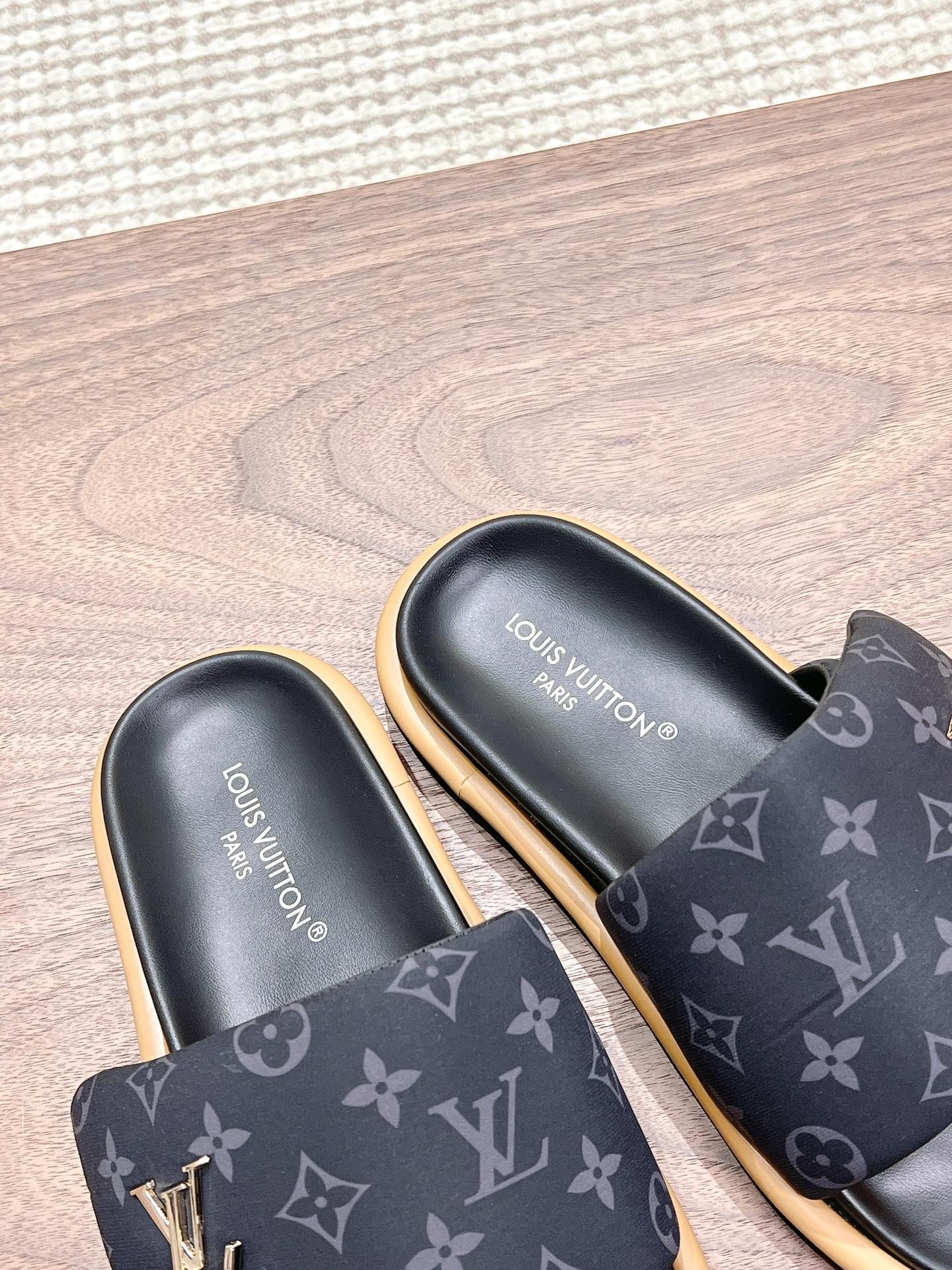 LV Velcro Embroidered Slippers B6020602 - Image 5