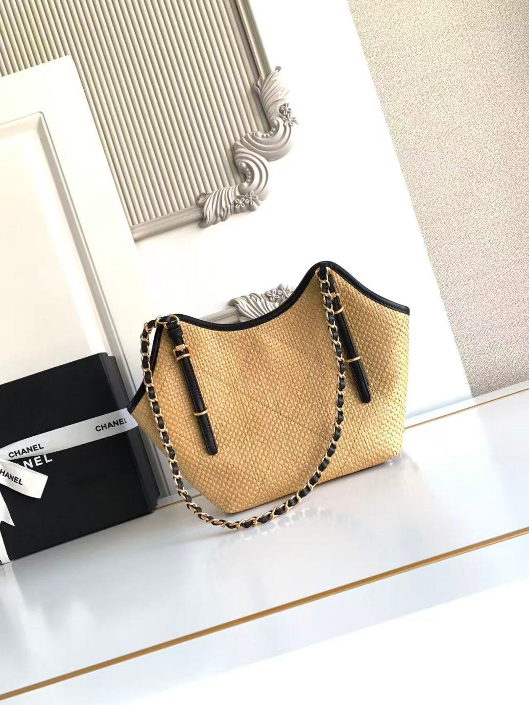 Chanel woven oversized shopping bag B6021107 - Image 4