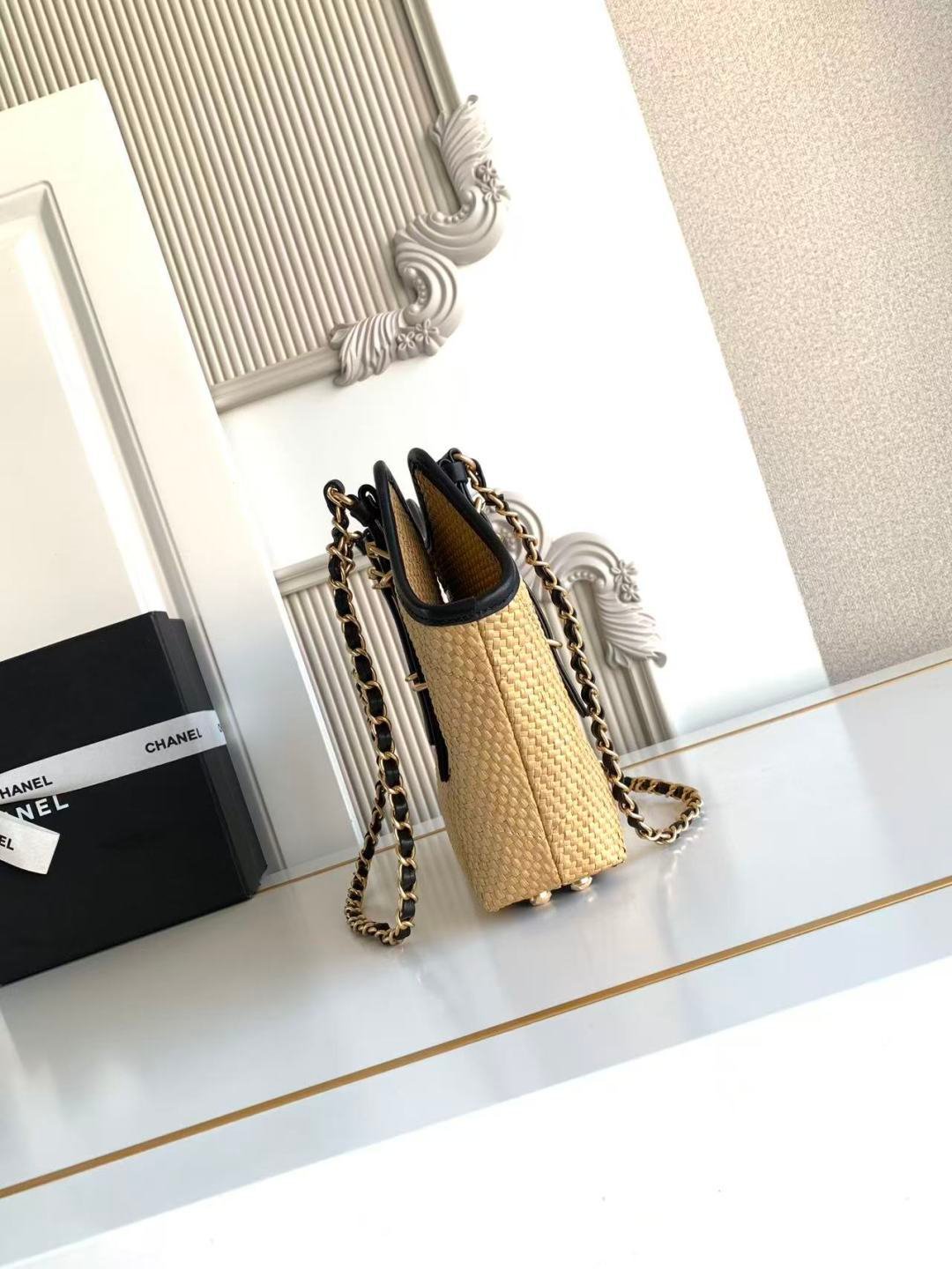 Chanel woven oversized shopping bag B6021107 - Image 5