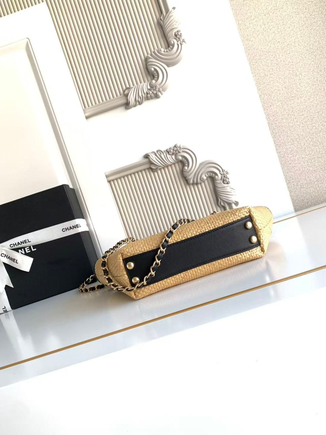 Chanel woven oversized shopping bag B6021107 - Image 6