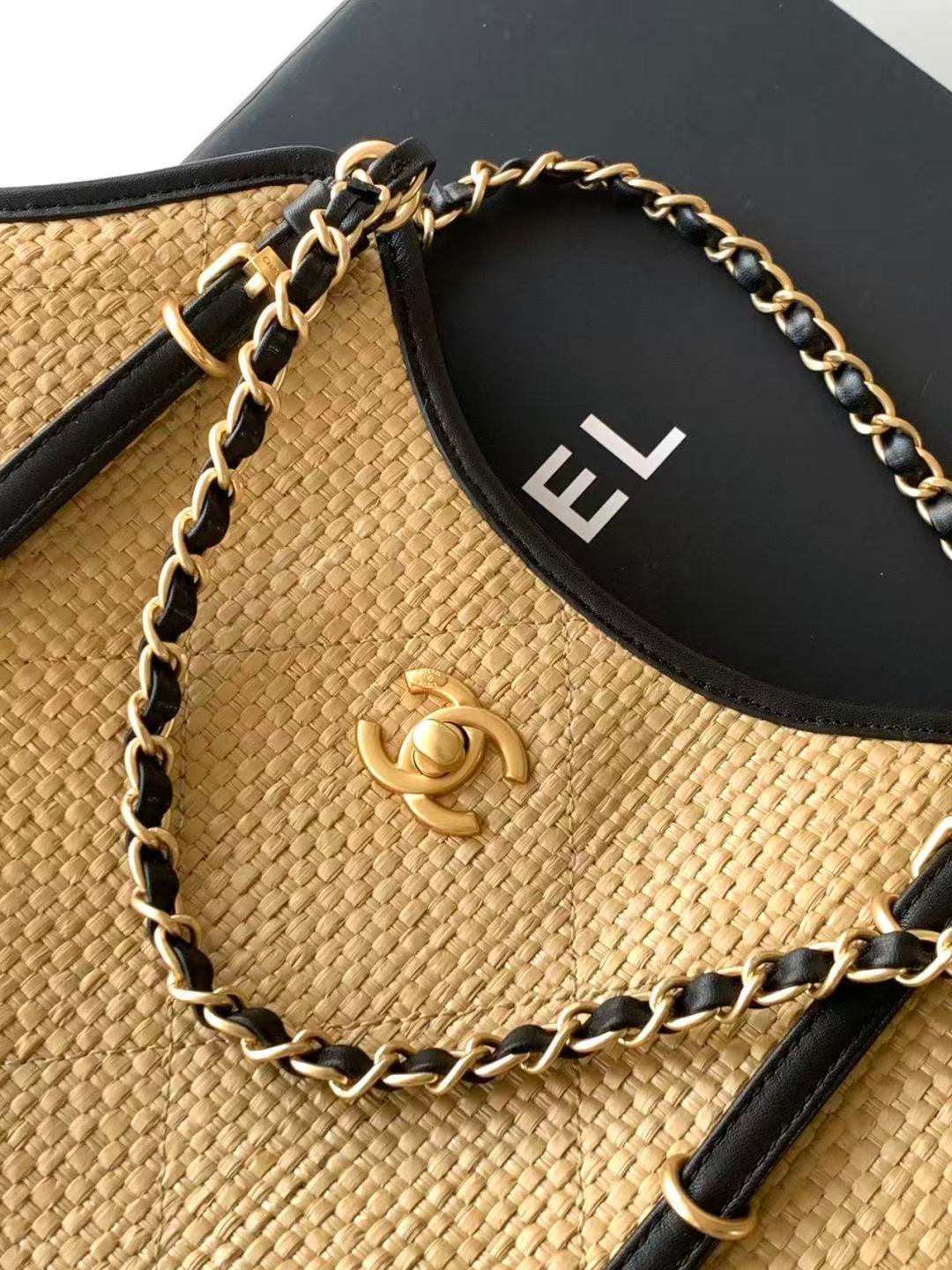 Chanel woven oversized shopping bag B6021107 - Image 7