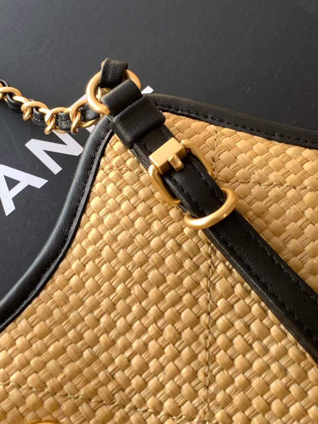 Chanel woven oversized shopping bag B6021107 - Image 8