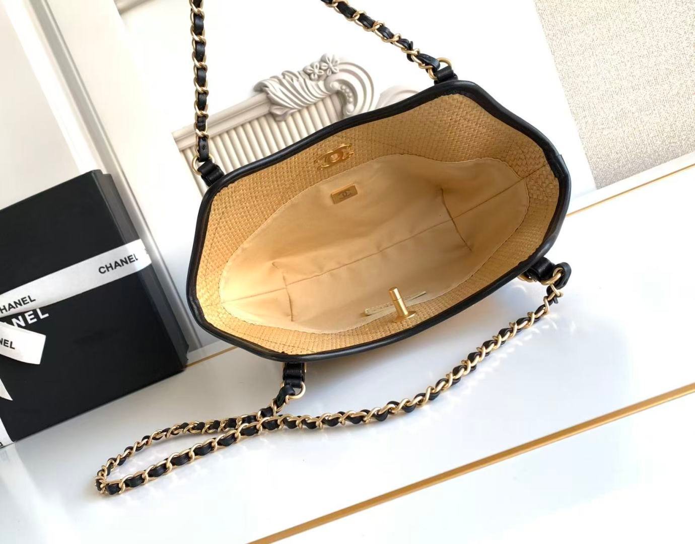 Chanel woven oversized shopping bag B6021107 - Image 9