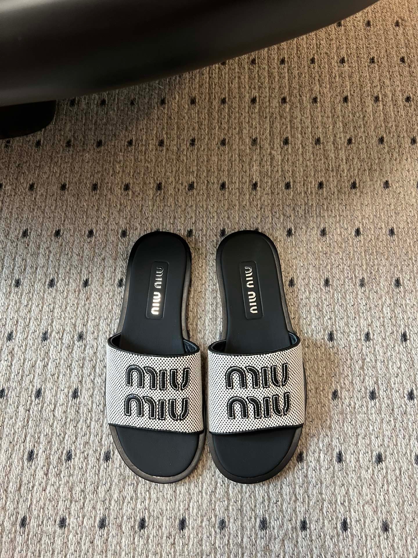 Miu Miu 25ss Flat Knitted Lettered Flat Sandals B6021203 - Image 2