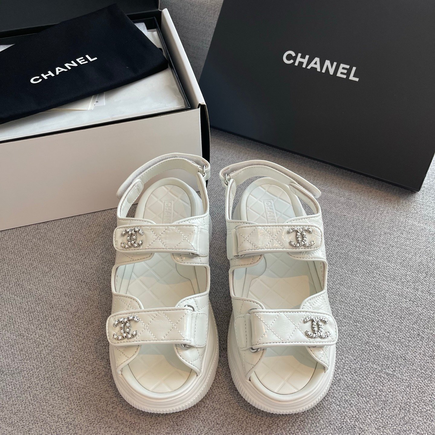 CHANEL platform sandal with double C logo B6021402 - Image 3