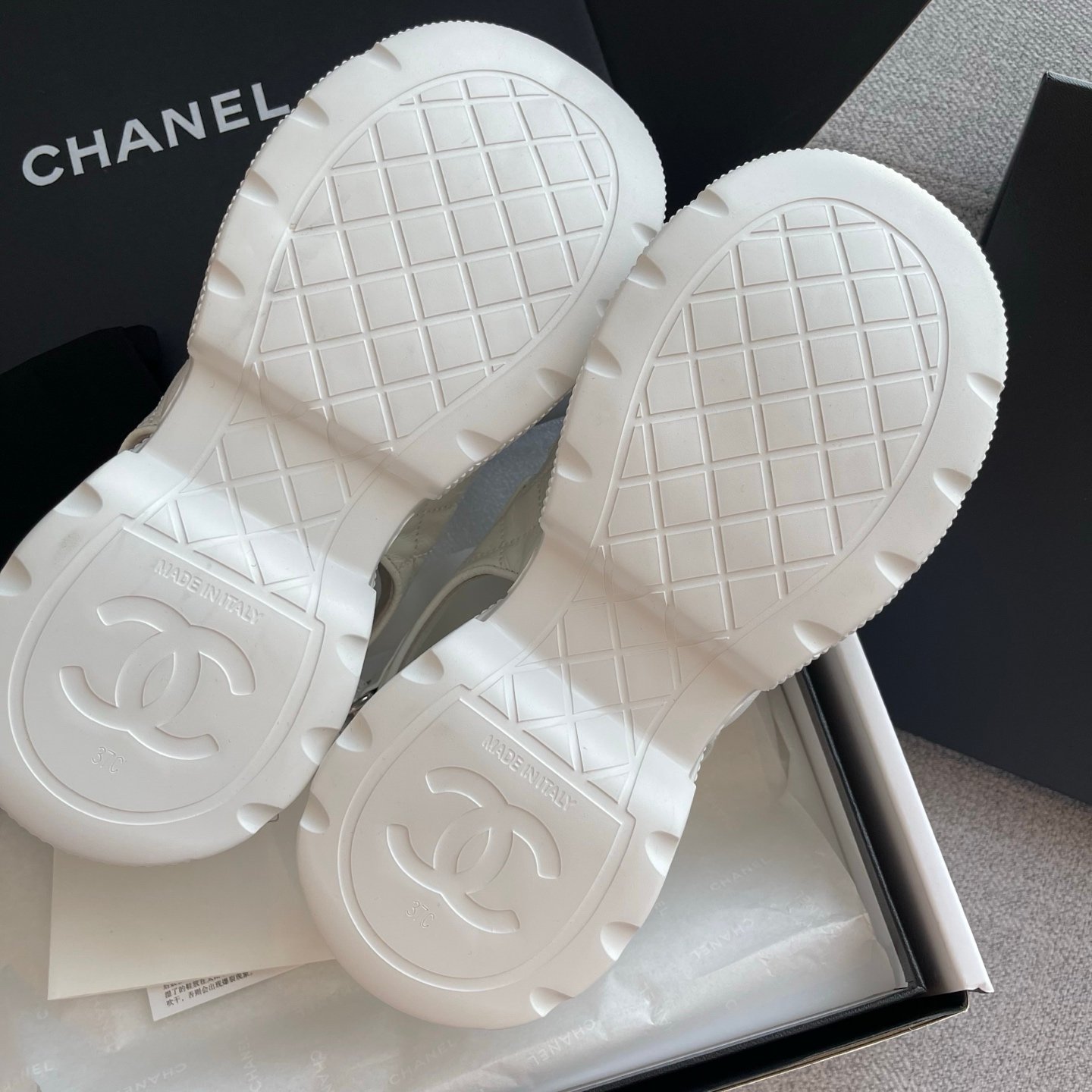 CHANEL platform sandal with double C logo B6021402 - Image 4