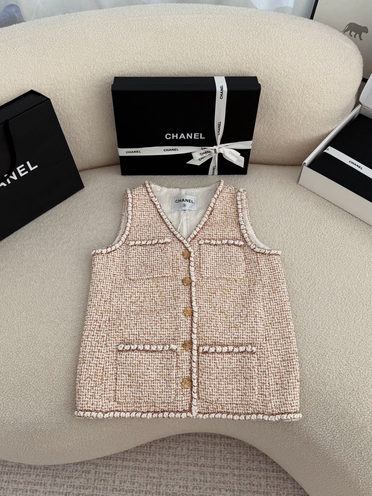 CHANEL vest W6022404