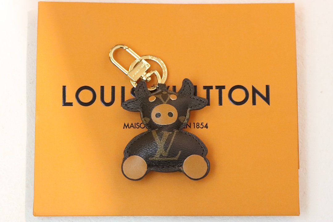 Louis Vuitton's New Year's Eve theme pendant B6022605 - Image 2