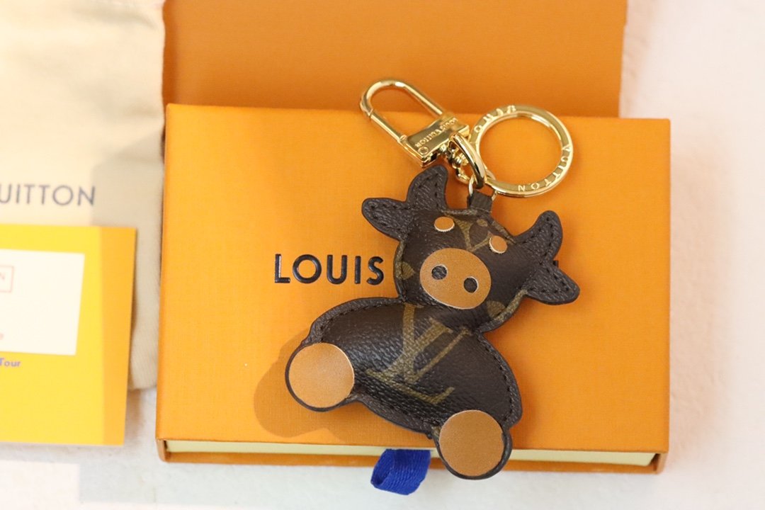 Louis Vuitton's New Year's Eve theme pendant B6022605 - Image 3