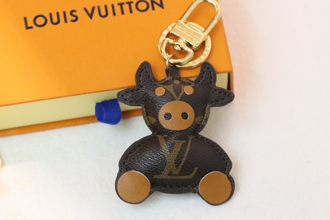 Louis Vuitton's New Year's Eve theme pendant B6022605 - Image 4