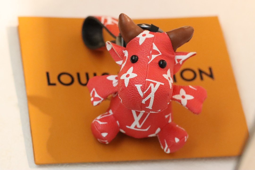 Louis Vuitton's New Year's Eve theme pendant B6022605 - Image 5