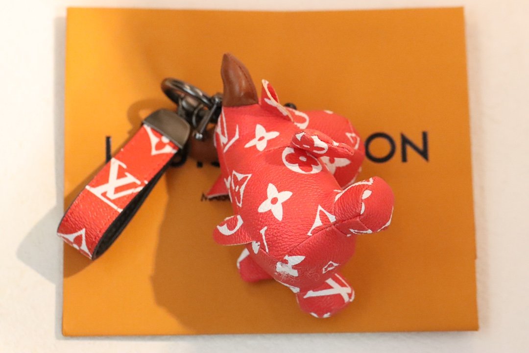 Louis Vuitton's New Year's Eve theme pendant B6022605 - Image 6