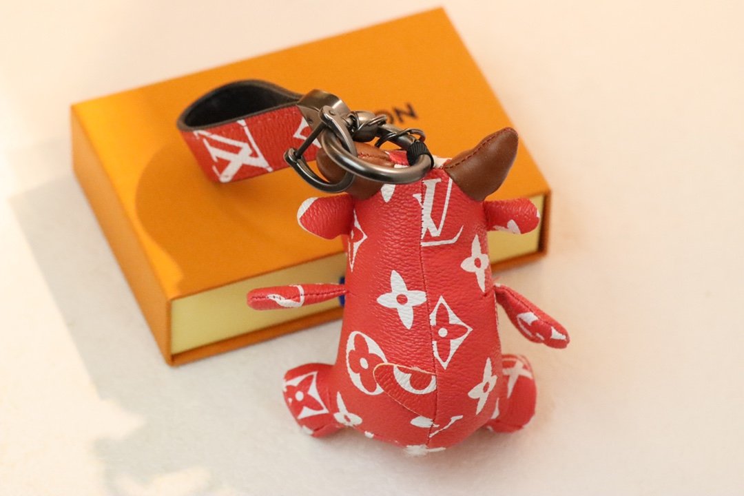 Louis Vuitton's New Year's Eve theme pendant B6022605 - Image 7