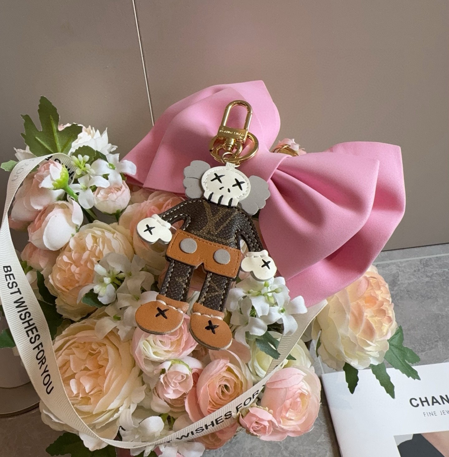 Louis Vuitton x KAWS collaborative bag charm B6022606 - Image 2