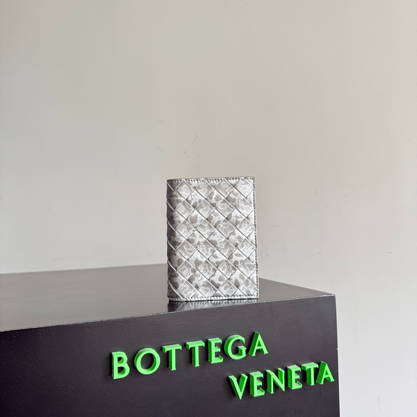 Bottega Veneta Women's Intrecciato Passport Case B6030901 - Image 2