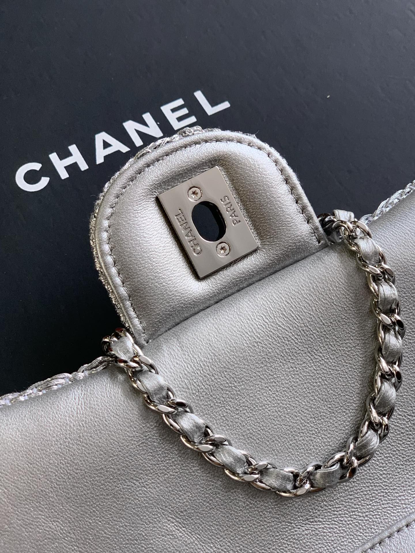 Chanel Mini classic handbag B6030902 - Image 7