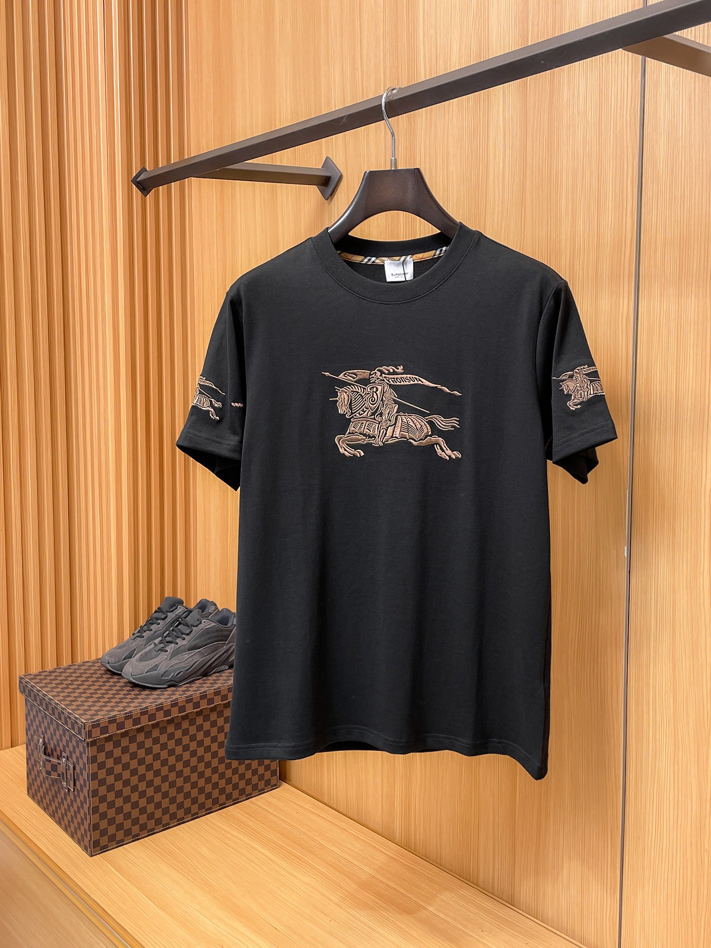 Burberry's 2026 high-end custom-made product features intricate craftsmanship design.M6032001 - Image 7