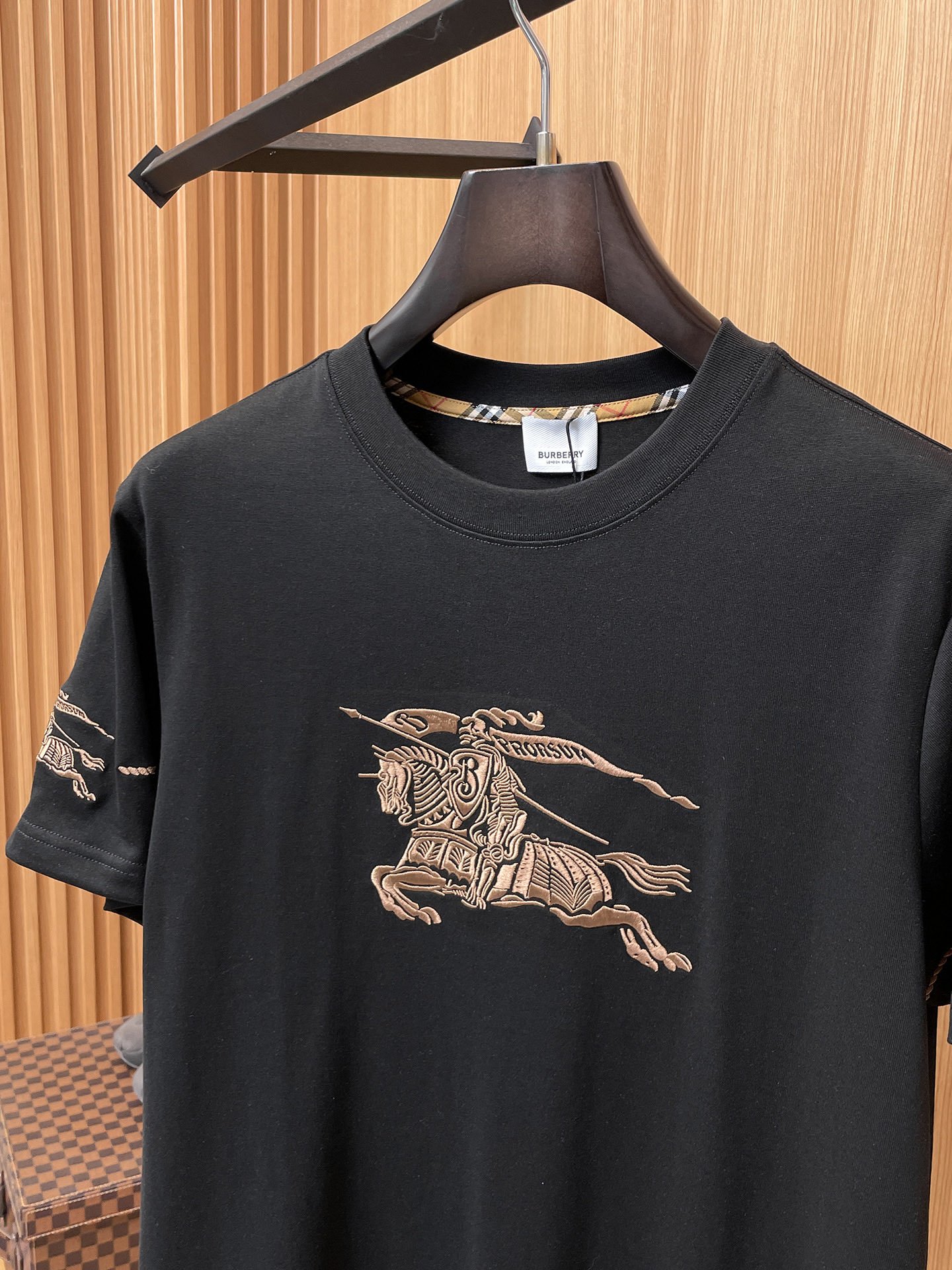 Burberry's 2026 high-end custom-made product features intricate craftsmanship design.M6032001 - Image 8