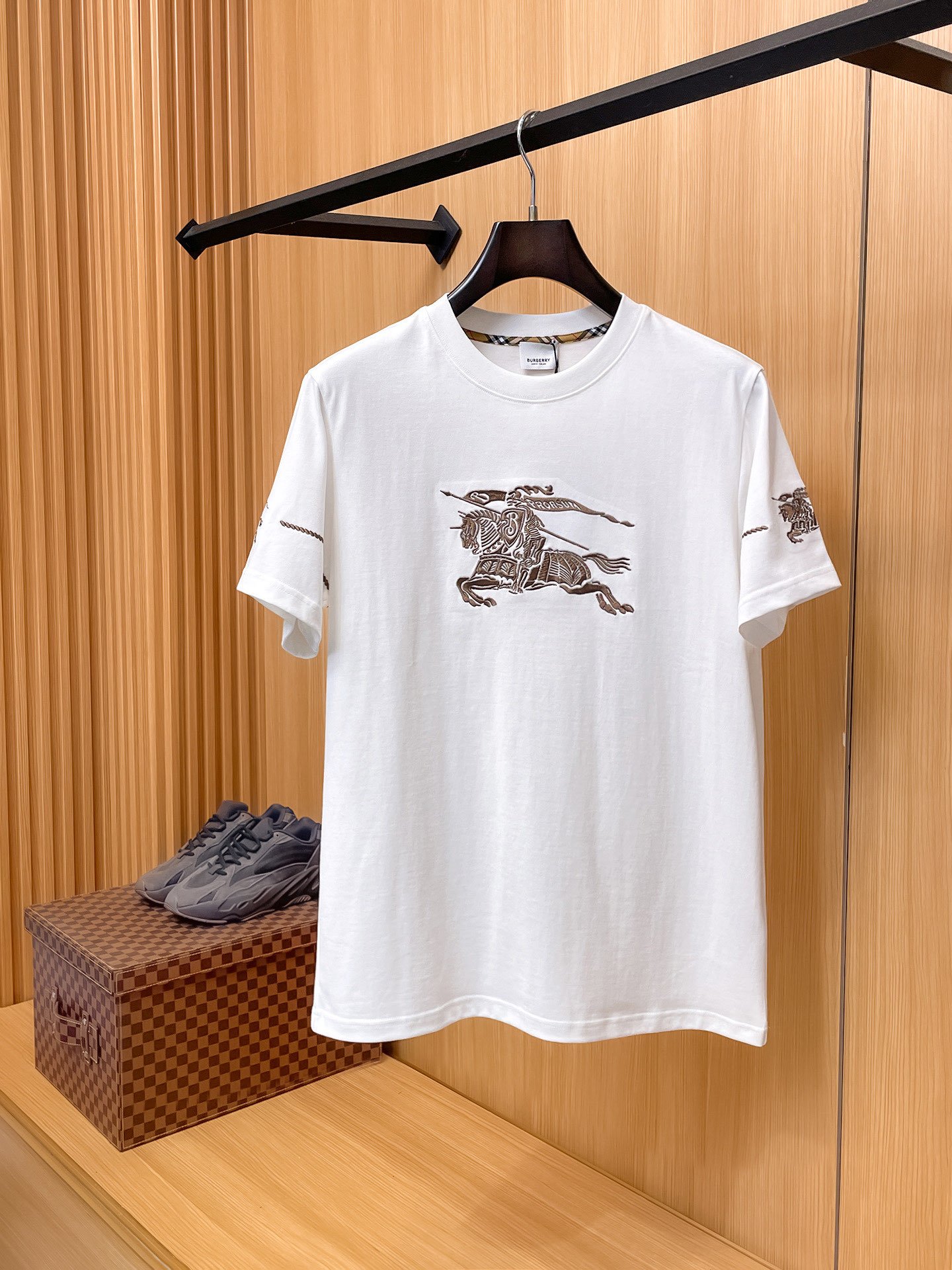 Burberry's 2026 high-end custom-made product features intricate craftsmanship design.M6032001 - Image 2