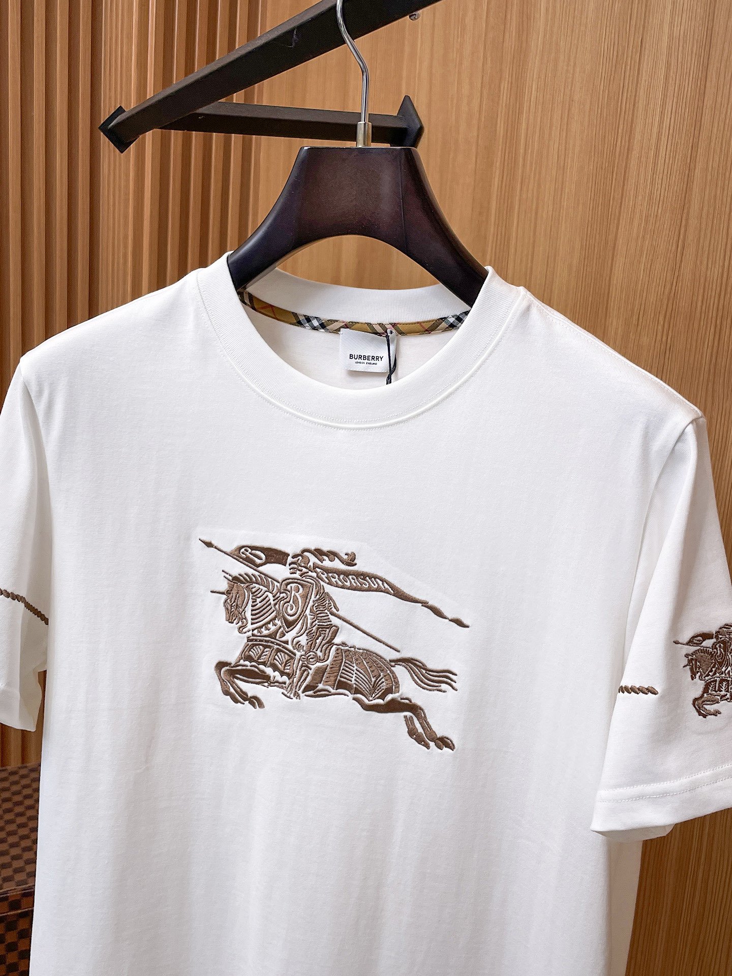 Burberry's 2026 high-end custom-made product features intricate craftsmanship design.M6032001 - Image 6