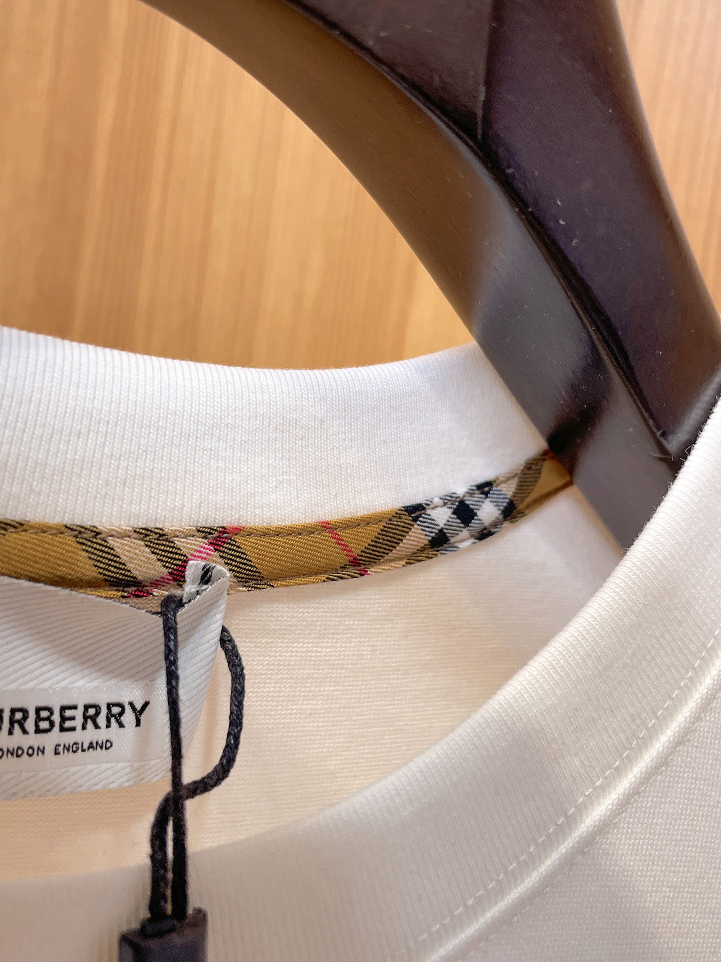 Burberry's 2026 high-end custom-made product features intricate craftsmanship design.M6032001 - Image 4