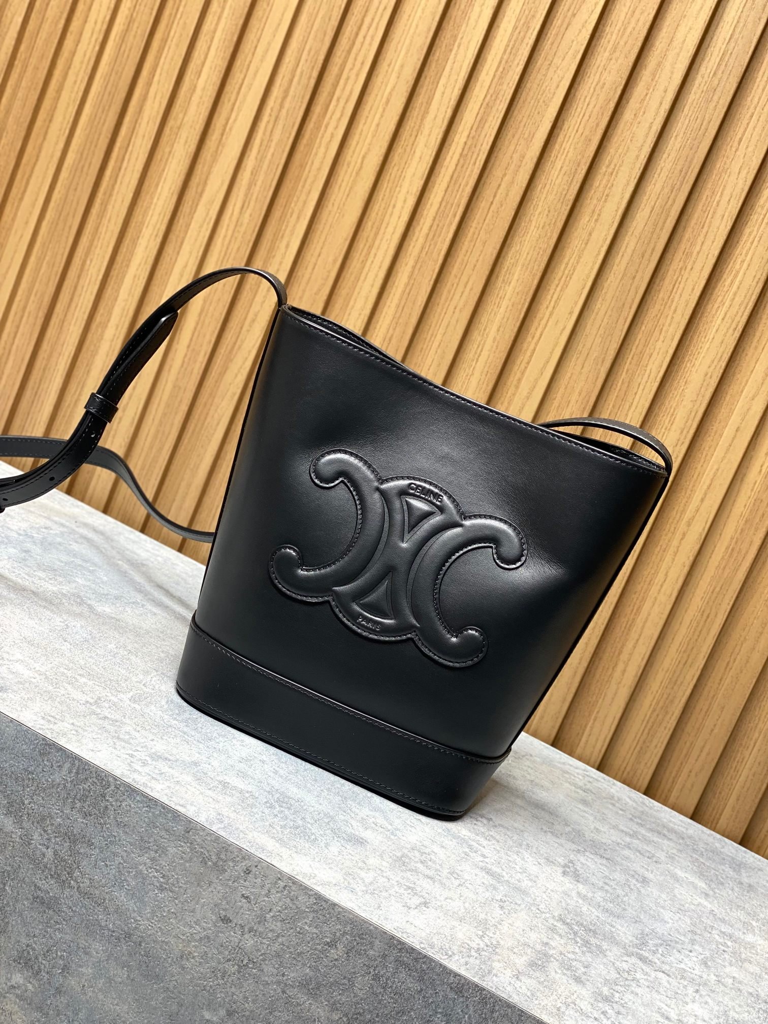 CELINE Small Bucket Cuir Triomphe B6032102 - Image 2