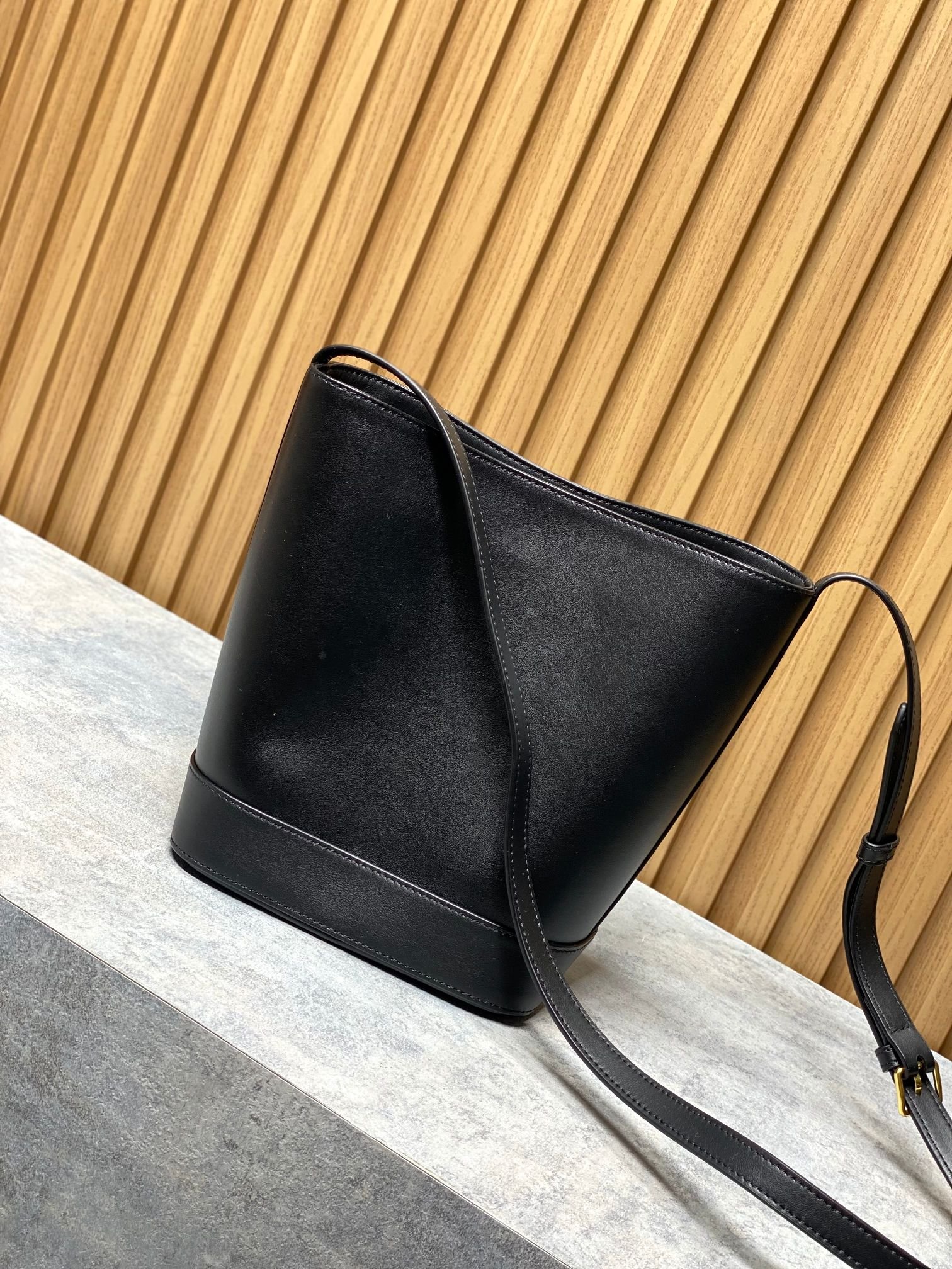 CELINE Small Bucket Cuir Triomphe B6032102 - Image 4