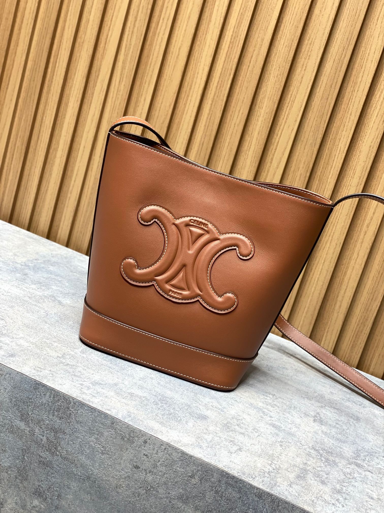 CELINE Small Bucket Cuir Triomphe B6032102 - Image 5