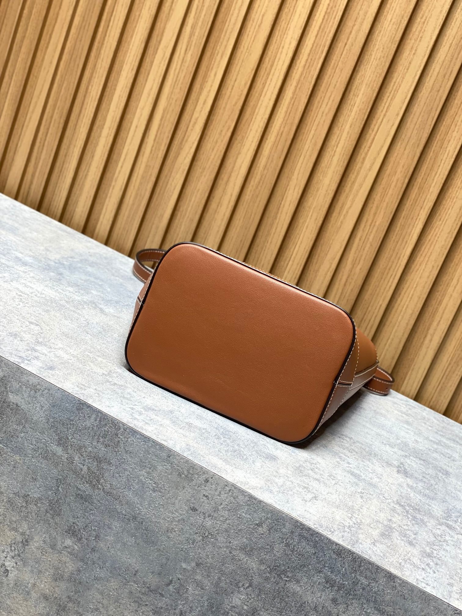 CELINE Small Bucket Cuir Triomphe B6032102 - Image 6