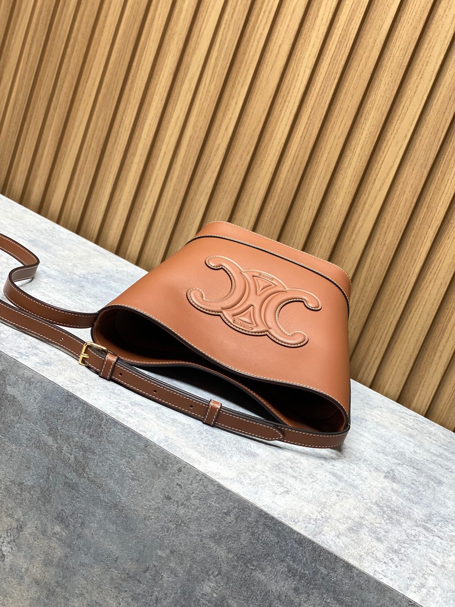 CELINE Small Bucket Cuir Triomphe B6032102 - Image 7