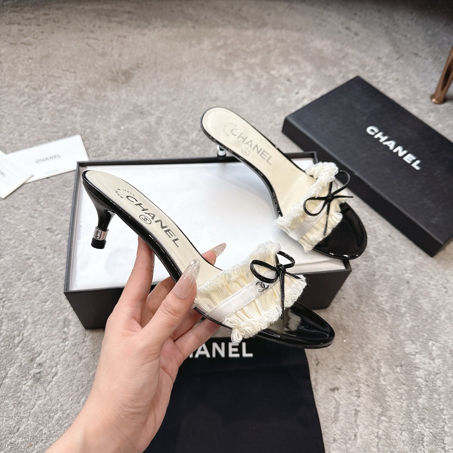 Chanel CC Ruffled Bow Heels B6032404 - Image 3