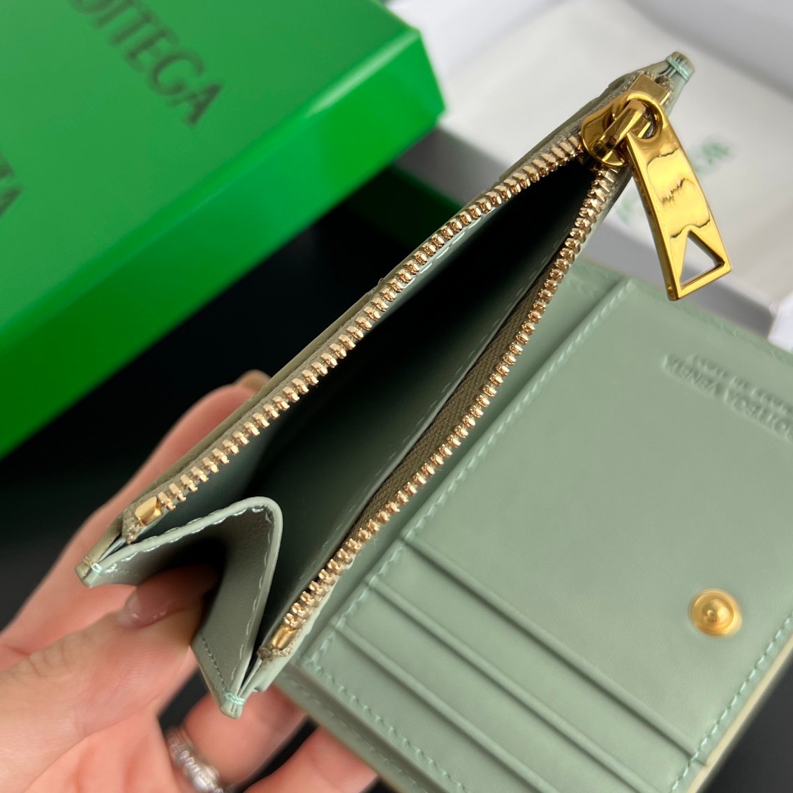 Bottega Veneta Women's Intrecciato Medium B6032704 - Image 6