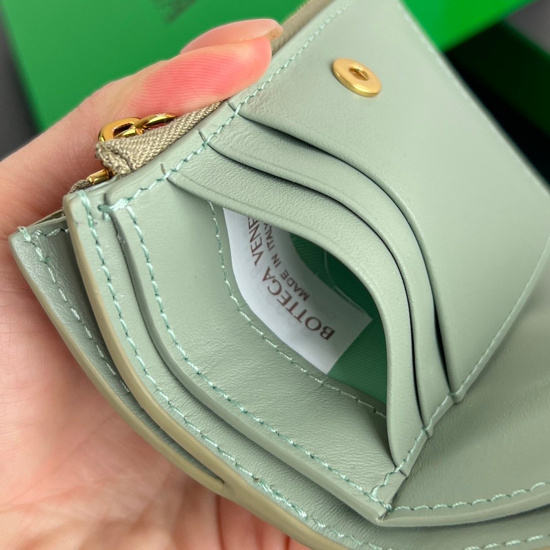 Bottega Veneta Women's Intrecciato Medium B6032704 - Image 7