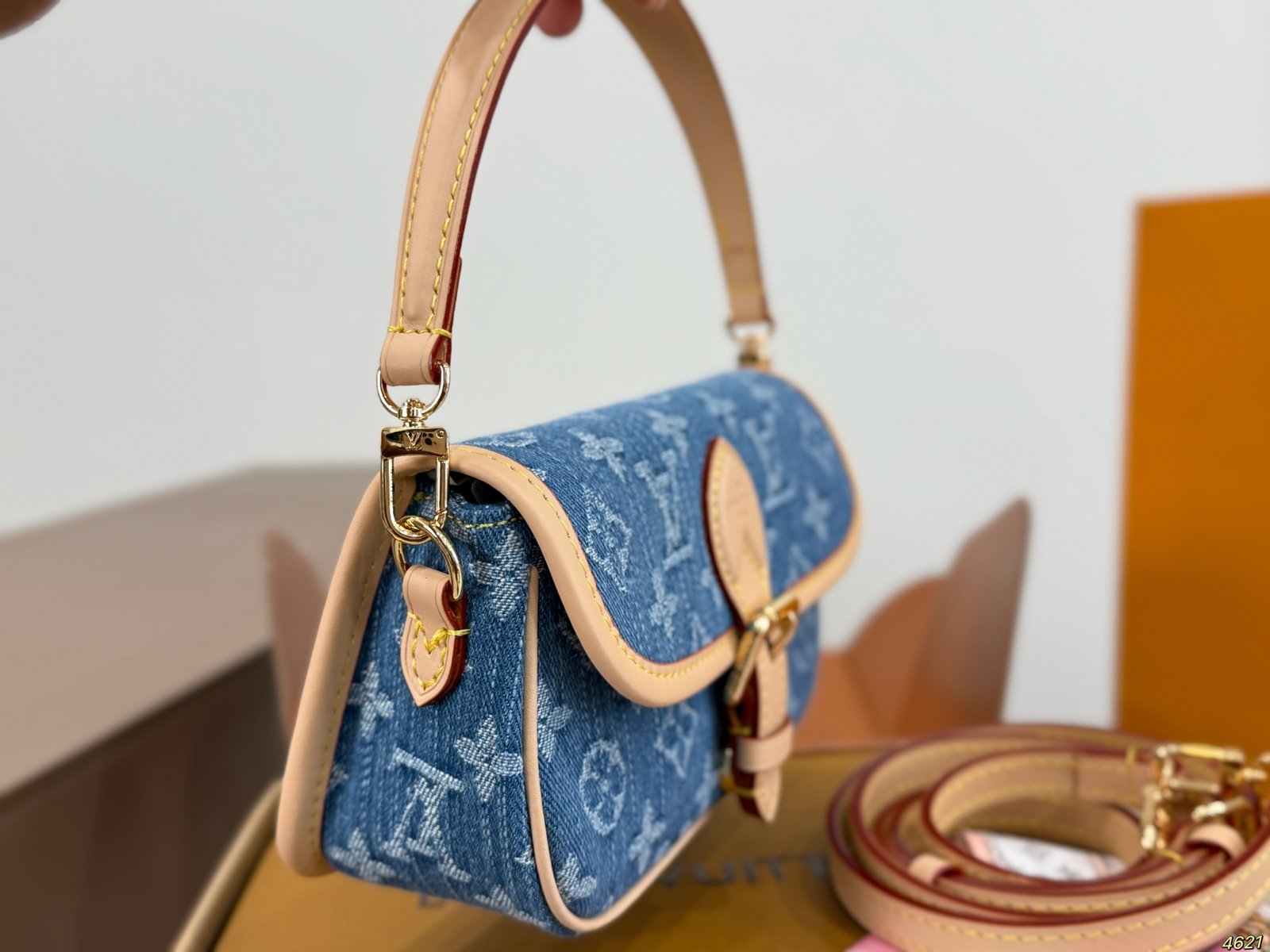 Lv's new denim bag - mini bag shaped like a French rollB6032801 - Image 4