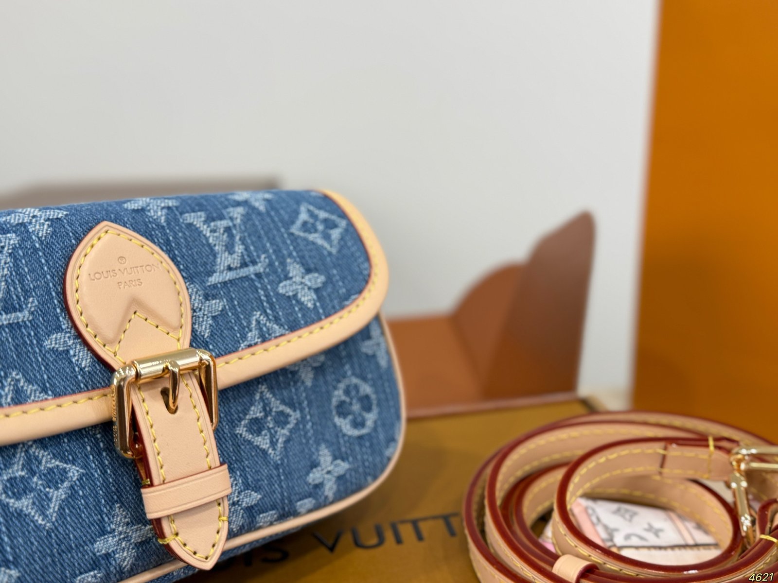 Lv's new denim bag - mini bag shaped like a French rollB6032801 - Image 2