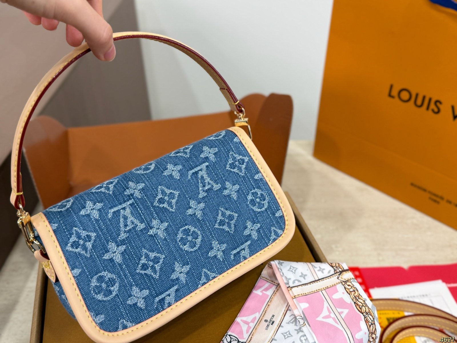 Lv's new denim bag - mini bag shaped like a French rollB6032801 - Image 5