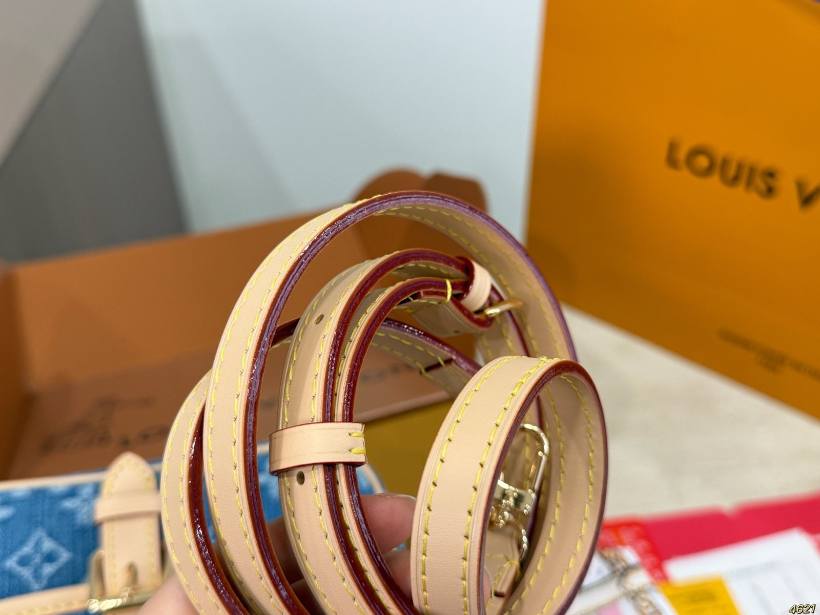 Lv's new denim bag - mini bag shaped like a French rollB6032801 - Image 6