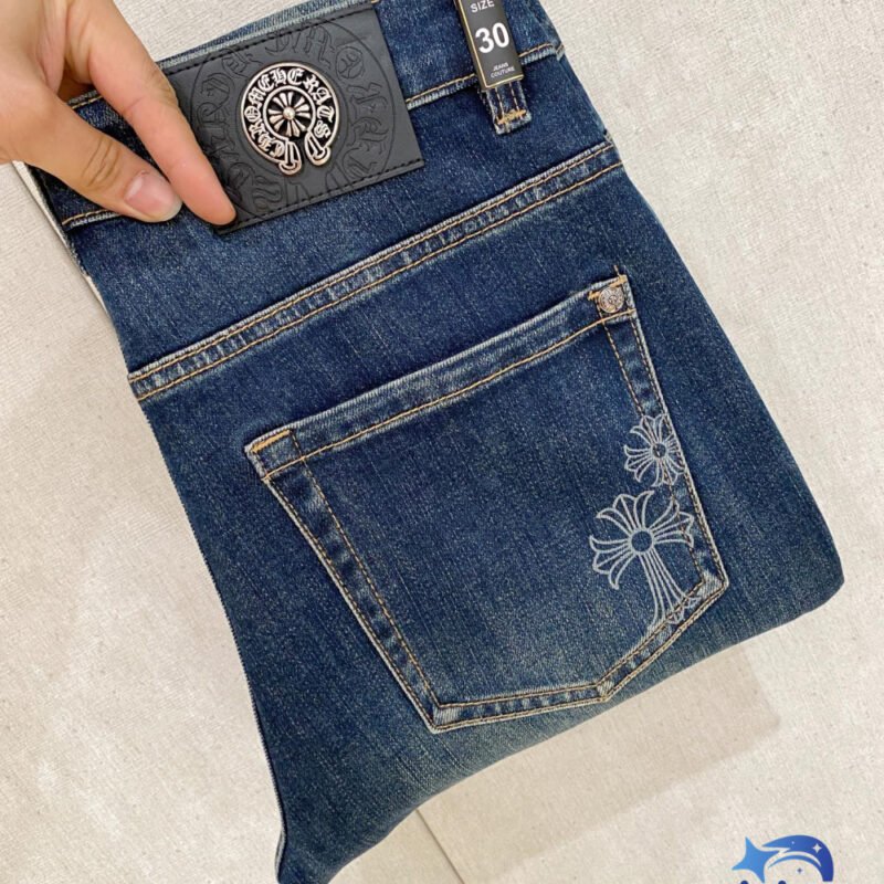 Versace presents the latest men's jeans for the spring/summer 2026 collection.M6032907