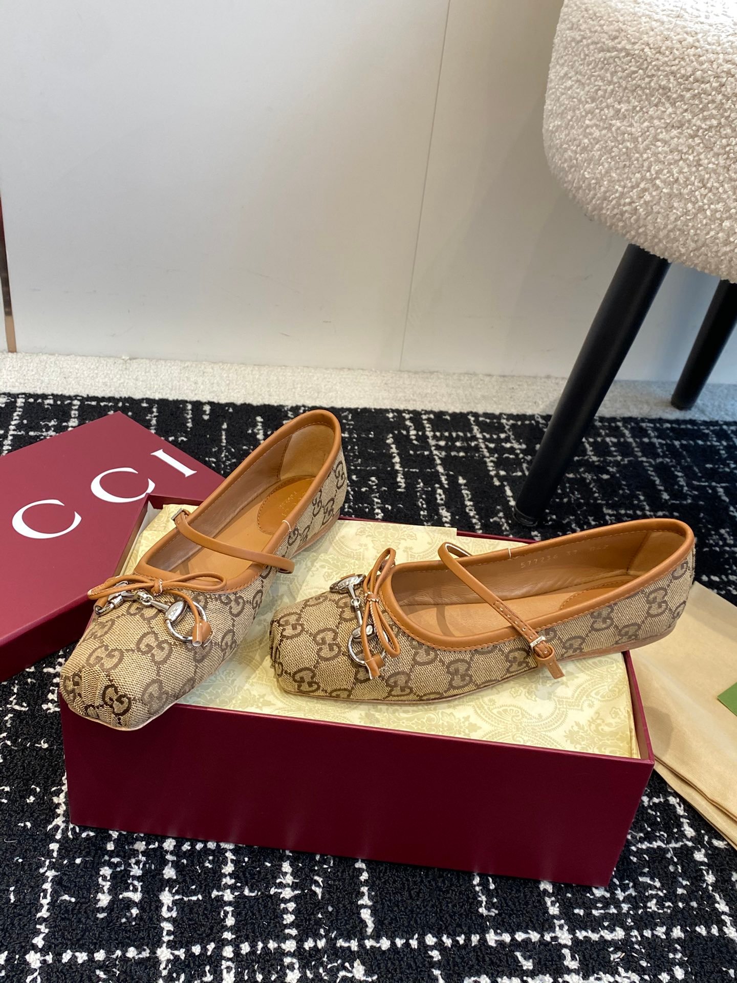Gucci Mary Jane shoes B6033005 - Image 2