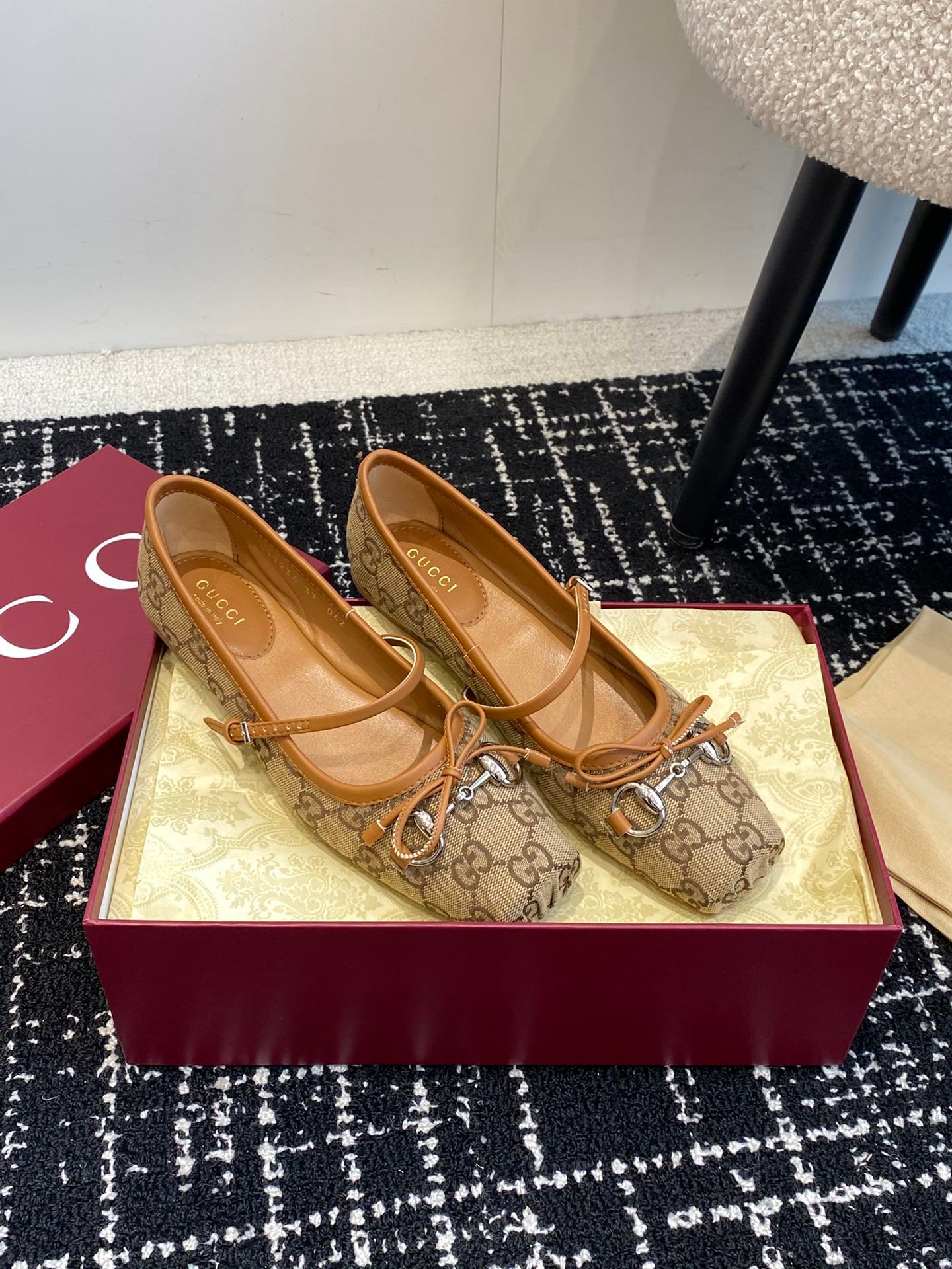 Gucci Mary Jane shoes B6033005 - Image 6