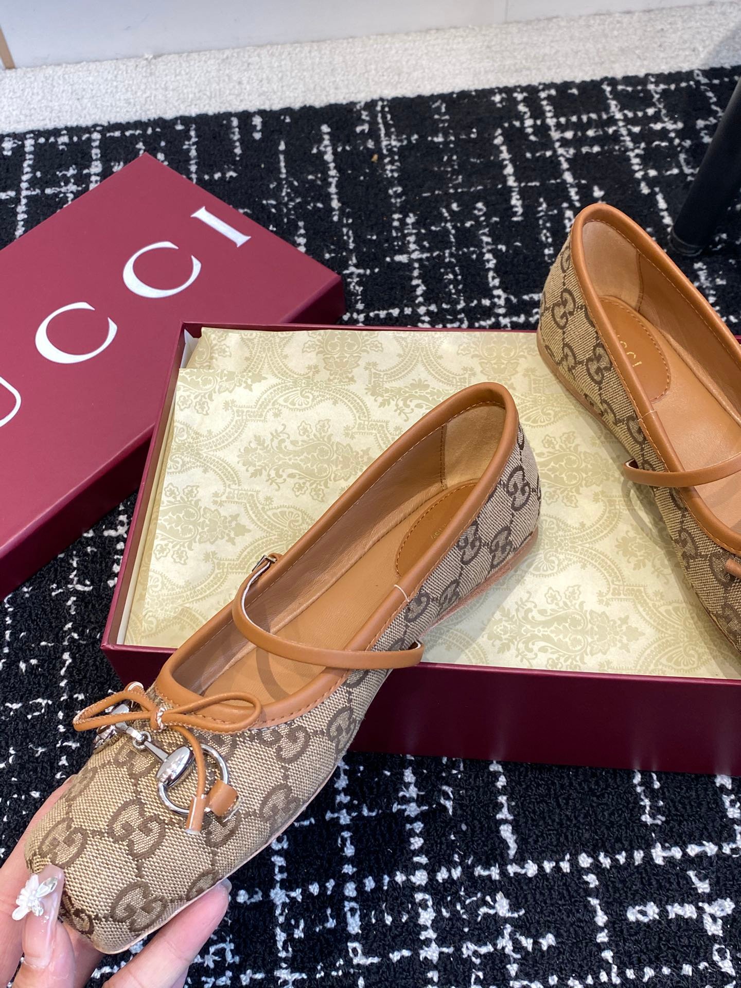 Gucci Mary Jane shoes B6033005 - Image 4