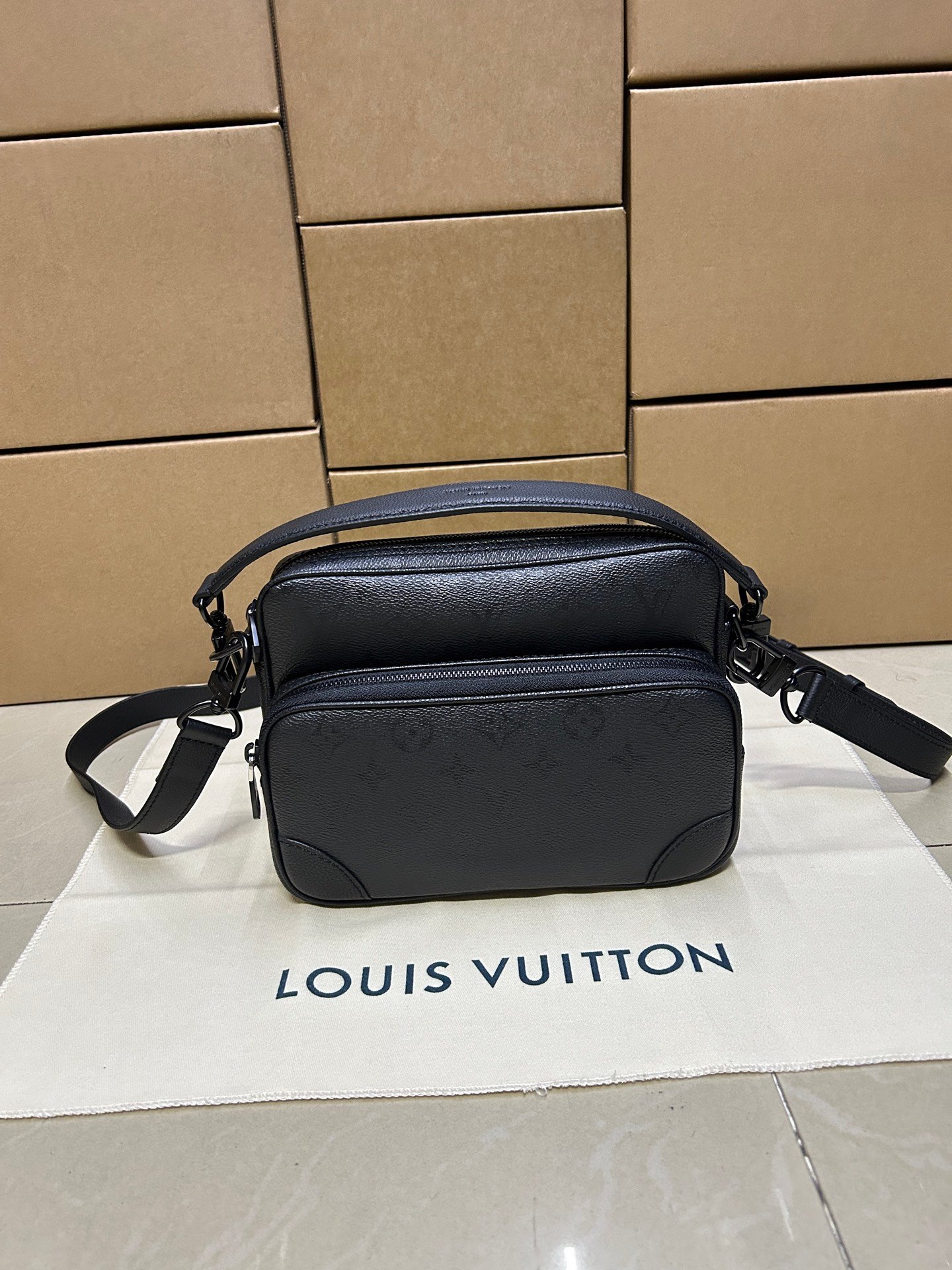 Louis Vuitton Soblack Messenger Bag B6033101